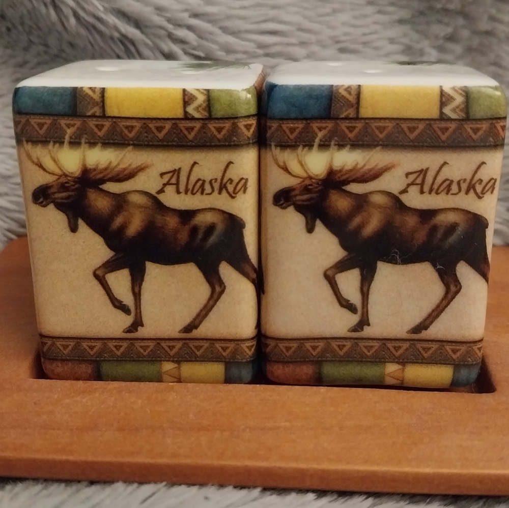 ALASKA Moose Salt And Pepper Shaker Set With Wood Platform Plugs Intact